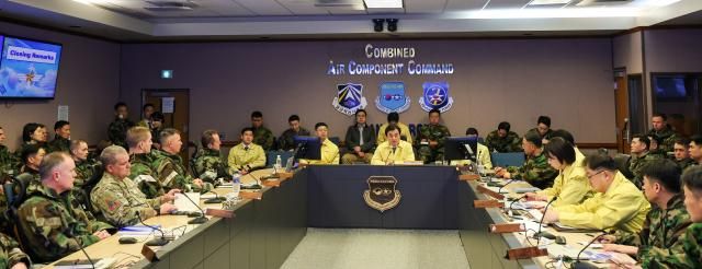 안규백 국방부 장관이 FS연습이 진행 중인 11일 연합 공군구성군사령부를 방문해 연합방위태세를 점검하고 연습상황을 보고받고 있다 사진국방부 