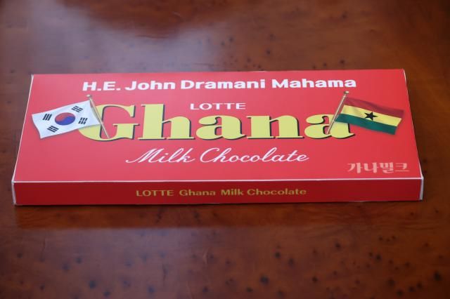 11일 청와대에서 열린 한-가나 정상회담에 앞서 취재진에 공개된 이재명 대통령이 가나 대통령을 위해 특별 제작한 가나 초콜릿 모습 사진연합뉴스