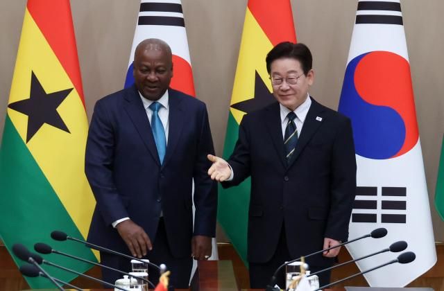 이재명 대통령이 11일 청와대에서 존 드라마니 마하마 가나 대통령과 정상회담 전 악수한 뒤 자리를 안내하고 있다 사진연합뉴스