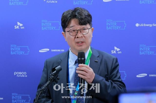 엄기천 포스코퓨처엠 대표이사 겸 한국배터리 산업협회 회장이 인터배터리 2026 행사 개막 전 기자들과 만나 질문에 대답하고 있다 사진유대길 기자