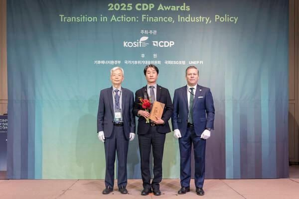 지난 10일 서울 중구 앰배서더 서울 풀만 호텔에서 열린 2025 CDP 코리아 어워드에서 김남욱 한화 ESG협의체 환경경영모듈장가운데과 장지인 CDP 한국위원회 위원장왼쪽 호세오르도네스 CDP 글로벌 APAC 총괄대표오른쪽가 기념촬영을 하고 있다 한화