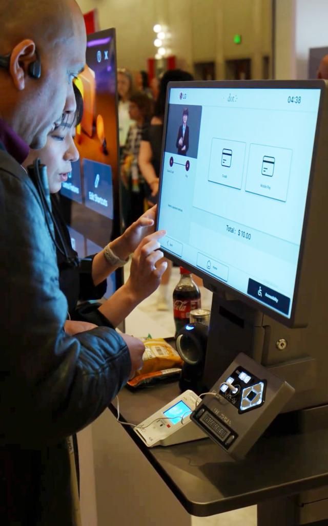 LG전자가 세계 최대 규모의 접근성 콘퍼런스인 CSUN AT 2026에 참가해 고객 접근성 강화를 위한 제품 및 서비스를 대거 선보였다 사진은 전시장을 찾은 고객이 수어안내가 적용된 키오스크를 살펴보고 있는 모습 사진LG전자&nbsp; 