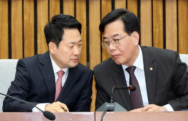 국민의힘의 장동혁 대표왼쪽와 송언석 원내대표가 11일 국회에서 열린 지역발전 인재 영입 환영식에서 대화하고 있다 사진연합뉴스