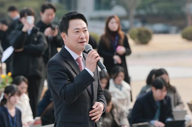 장동혁 국민의힘 대표가 11일 국회 본청 앞 계단에서 대한의사협회가 연 성분명처방 저지 궐기대회에 참석해 인사말하고 있다사진연합뉴스