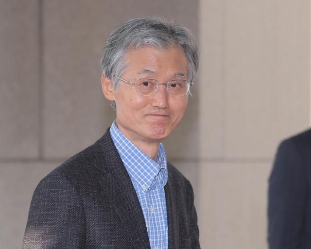 법왜곡죄와 재판소원제 도입 대법관 증원을 뼈대로 하는 이른바 사법개혁 3법이 공포된 12일 조희대 대법원장이 서울 서초구 대법원으로 출근하고 있다 사진연합뉴스