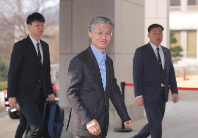 법왜곡죄와 재판소원제 도입 대법관 증원을 뼈대로 하는 이른바 사법개혁 3법이 공포된 12일 조희대 대법원장이 서울 서초구 대법원으로 출근하고 있다 사진연합뉴스