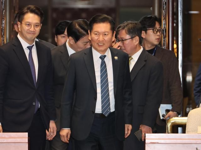 더불어민주당 정청래 대표가 12일 국회에서 열린 의원총회에 입장하고 있다사진연합뉴스