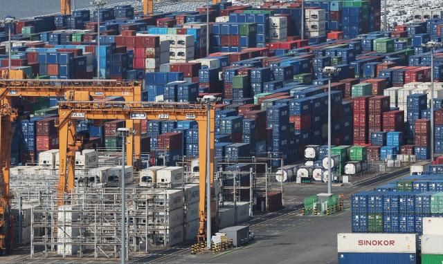 경기도 평택항에 컨테이너가 쌓여있는 모습 사진-연합뉴스