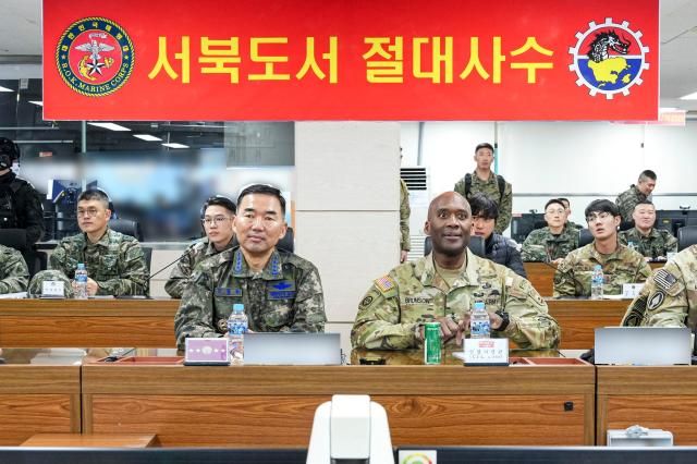 12일 해병 6여단을 방문한 진영승 합참의장과 브런슨 연합사령관이 태비태세를 보고 받고 있다 사진합동참모본부