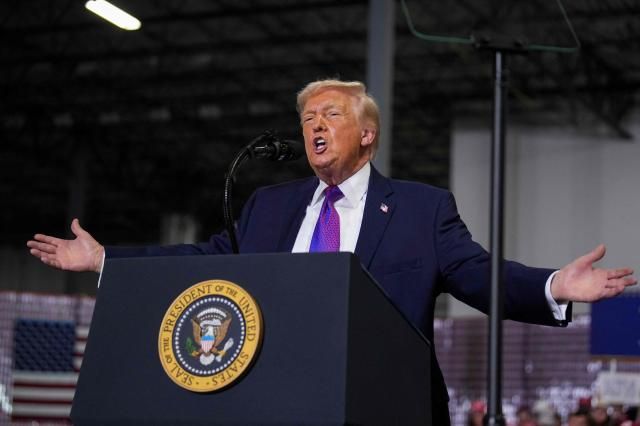 도널드 트럼프 대통령이 11일현지시간 미국 켄터키주 히브런의 물류업체 버스트 로지스틱스에서 연설하고 있다 사진AFP연합뉴스