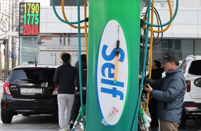 미국과 이스라엘 이란 간 전쟁 여파로 기름값이 비싸지자 상대적으로 저렴한 가격을 유지하는 주유소가 소비자들 사이에서 인기를 얻고 있다 사진은 12일 부산 연제구 1700원대의 한 주유소를 찾은 이용자가 주유하고 있는 모습 사진연합뉴스