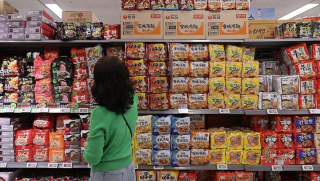 서울 시내의 한 대형마트 라면 판매대에서 시민들이 장을 보고 있는 모습 사진연합뉴스