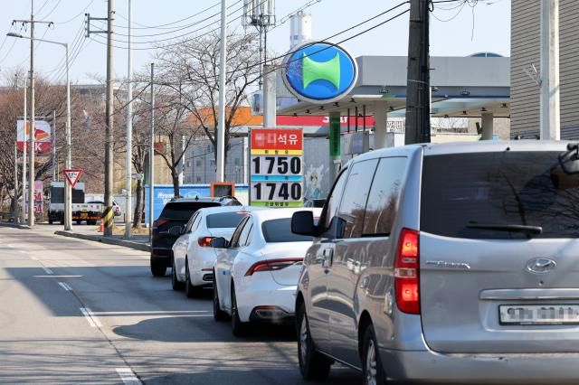  석유 최고가격제 시행 첫날인 13일 광주 서구 치평동에서 주유하려는 차량이 저렴한 가격의 주유소에 몰려 있다 사진연합뉴스