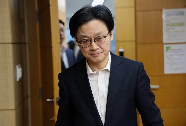 김정관 산업통상부 장관이 13일 서울 무역보험공사에서 열린 최고가격제 관련 범부처 합동점검단 회의에 참석하고 있다 사진연합뉴스