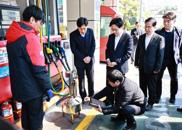 김정관 산업통상부 장관이 13일 서울시 마포구 SK에너지 직영 주유소를 방문해 석유제품 가격·품질·유통 검사를 참관하고 있다 사진산업통상부