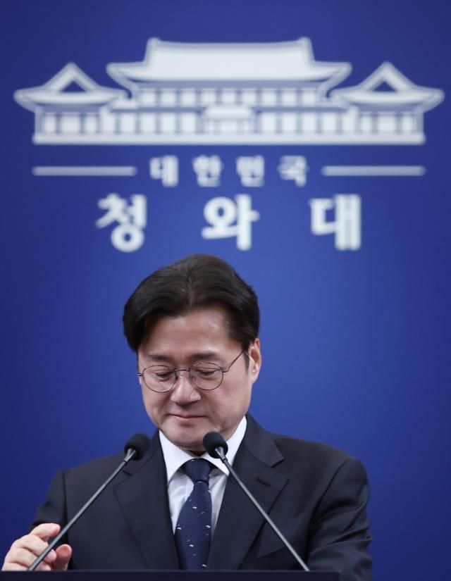 홍익표 정무수석이 지난 2월 12일 청와대 춘추관에서 이날 예정됐다 취소된 이재명 대통령과 더불어민주당 정청래 대표 국민의힘 장동혁 대표 오찬 관련 브리핑을 하기 전 마이크 위치를 조정하고 있다 사진연합뉴스