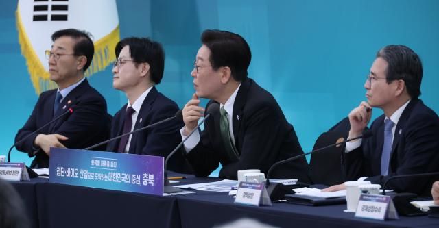 이재명 대통령이 13일 충북 청주오스코에서 열린 충북의 마음을 듣다 타운홀미팅 간담회에서 참석자 발언을 듣고 있다 사진연합뉴스