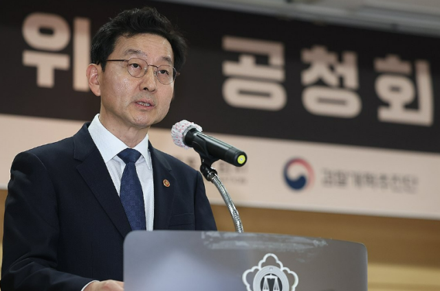 검찰개혁추진단장인 윤창렬 국무조정실장이 지난 11일 서울 서초구 대한변호사협회에서 열린 수사기관 역량강화를 위한 공청회에서 축사를 하고 있다 사진연합뉴스