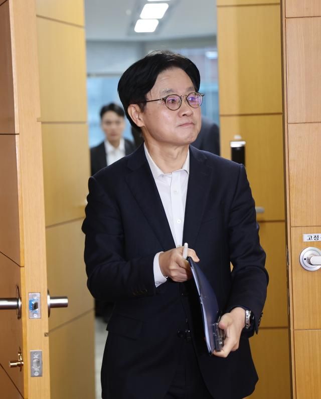 김정관 산업통상부 장관이 13일 서울 무역보험공사에서 열린 최고가격제 관련 범부처 합동점검단 회의에 참석하고 있다 사진연합뉴스