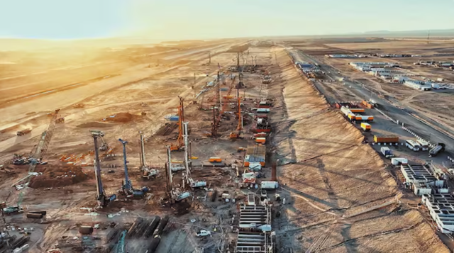 네옴시티 내 170㎞ 길이 선형 도시 더 라인 건설 현장에서 중장비들이 기반 공사를 하고 있다 사진NEOM