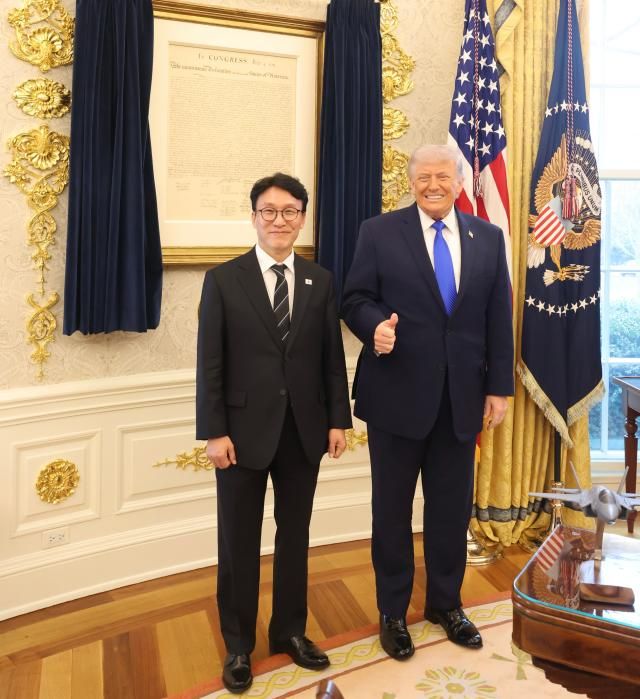 김민석 국무총리가 13일현지시간 미국 워싱턴DC 백악관에서 도널드 트럼프 미 대통령과 만나 기념촬영을 하고 있다 사진총리실 