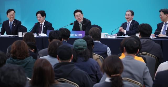 이재명 대통령이 지난 13일 충북 청주오스코에서 열린 충북의 마음을 듣다 타운홀미팅 간담회에서 발언하고 있다 사진연합뉴스