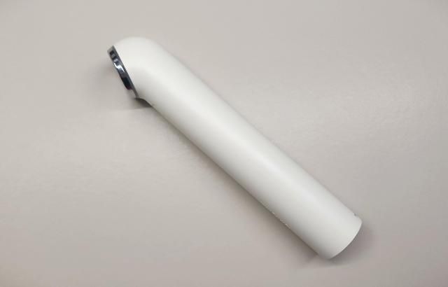 톰의 가정용 미용기기 더 글로우 시그니처 헤드가 비교적 넓고 110도로 꺾여 있어 피부에 잘 밀착된다 사진조현미 기자