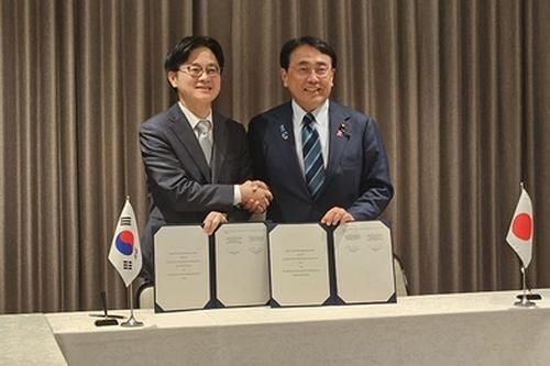 김정관 산업통상부 장관과 아카자와 료세이 일본 경제산업상이 14일 도쿄 힐튼호텔에서 열린 제1차 인도태평양 에너지안보 장관회의를 계기로 양자회담을 열고 한일 공급망 파트너십을 체결했다 사진연합뉴스