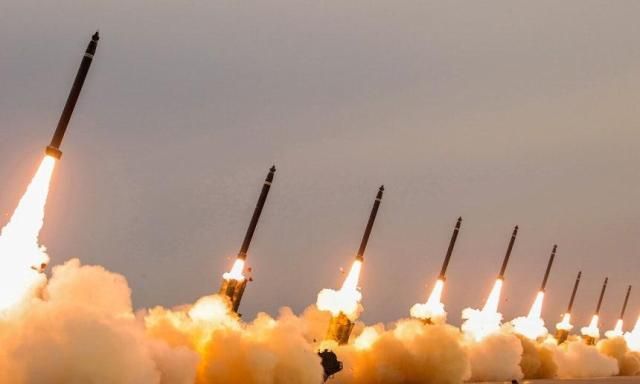 북한 초대형방사포들이 2024년 5월 30일 발사차량에서 일제히 발사되고 있다 사진조선중앙통신·연합뉴스