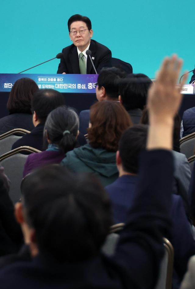 이재명 대통령이 지난 13일 충북 청주오스코에서 열린 충북의 마음을 듣다 타운홀미팅 간담회에서 참석자 질문을 받고 있다 사진연합뉴스