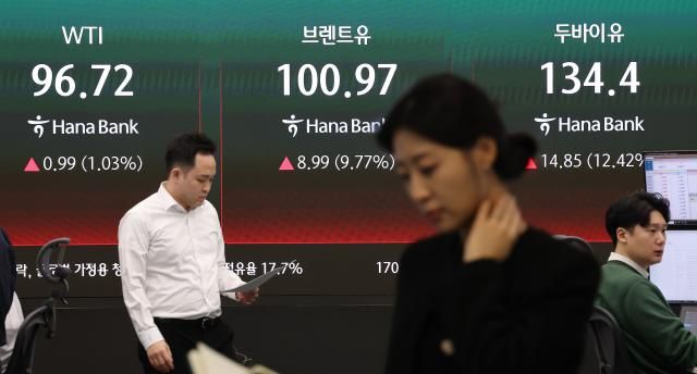 이란이 호르무즈 해협 봉쇄를 포함해 미국·이스라엘을 향해 초강경 대응을 선언하면서 국제 유가가 다시 오르고 있다 지난 13일 오전 서울 중구 하나은행 딜링룸에 국제 유가가 표시돼 있다 사진연합뉴스