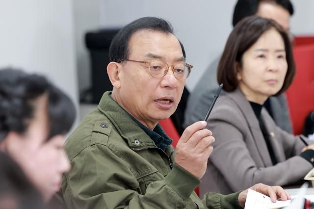 이정현 국민의힘 공천관리위원장이 지난달 23일 서울 영등포구 여의도 중앙당사에서 열린 제9회 전국동시지방선거 중앙당 공관위 도시락 회의에 참석해 공관위원들과 논의하고 있다 사진연합뉴스