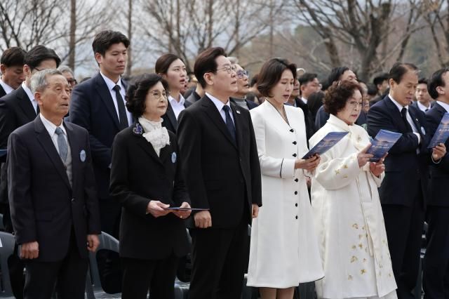 이재명 대통령과 김혜경 여사가 15일 경남 창원시 마산회원구 국립 3·15 민주 묘지에서 열린 제66주년 3·15의거 기념식에서 참석자들과 함께 3·15의거 노래를 제창하고 있다 사진청와대통신사진기자단 