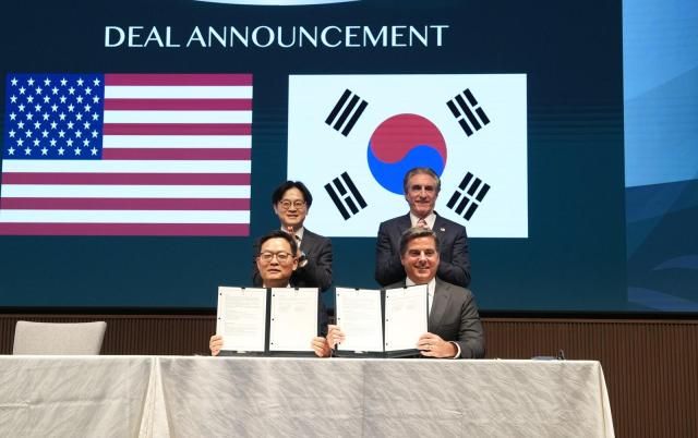 15일 일본 도쿄에서 진행된 한화에어로스페이스와 美 LNG 생산 기업 벤처 글로벌과의 LNG 장기 구매 계약식에 참석한 김정관 산업통상부 장관 더그 버검 미국 내무부 장관 마이클 세이블 벤처 글로벌 대표 손재일 한화에어로스페이스 대표가 기념사진을 찍고 있다사진한화에어로스페이스 