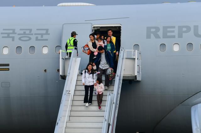 15일 저녁 중동 재외국민 귀국 지원 작전 사막의 빛Desert Shine 임무를 완수하고 귀국한 공군 수송기KC-330에서 국민들이 내려오고 있다 사진국방부 