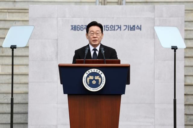 이재명 대통령이 15일 경남 창원시 마산회원구 국립 3·15 민주 묘지에서 열린 제66주년 3·15의거 기념식에서 기념사를 하고 있다 사진연합뉴스 