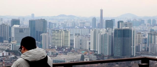  26일 서울 남산 전망대에서 바라본 시내 곳곳에 아파트 단지가 빼곡하게 들어서 있다 사진연합뉴스