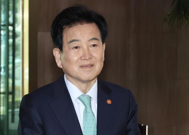 정동영 통일부 장관이 16일 서울 종로구 정부서울청사로 출근하며 취재진 질문에 답하고 있다 사진연합뉴스 