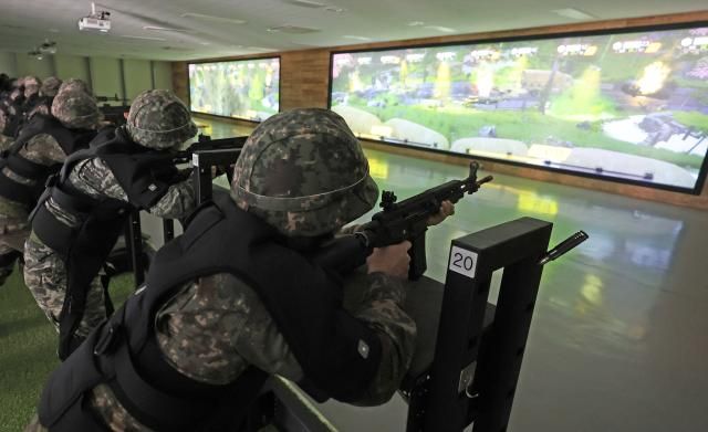 올해 첫 예비군훈련이 시작된 3일 경기도 평택시 육군 제51보병사단 평택ㆍ오산 과학화예비군훈련장에서 예비군들이 영상모의사격훈련을 하고 있다사진연합뉴스