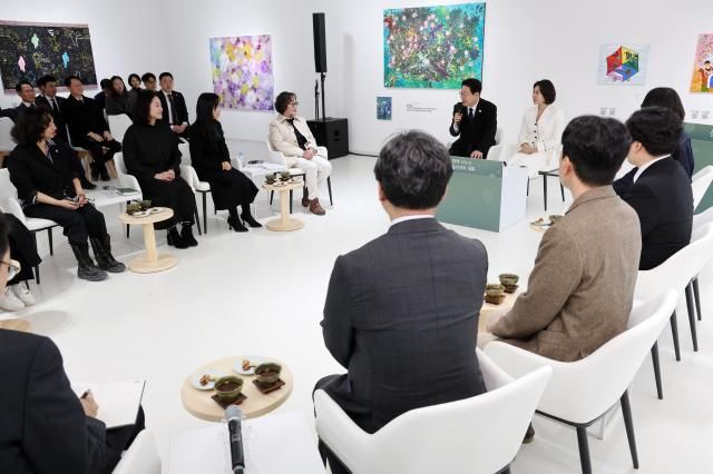 이재명 대통령과 김혜경 여사가 지난 15일 경남 창원시 마산합포구 창동예술촌 아트센터에서 창원 지역예술인과 차담회를 하고 있다 사진연합뉴스