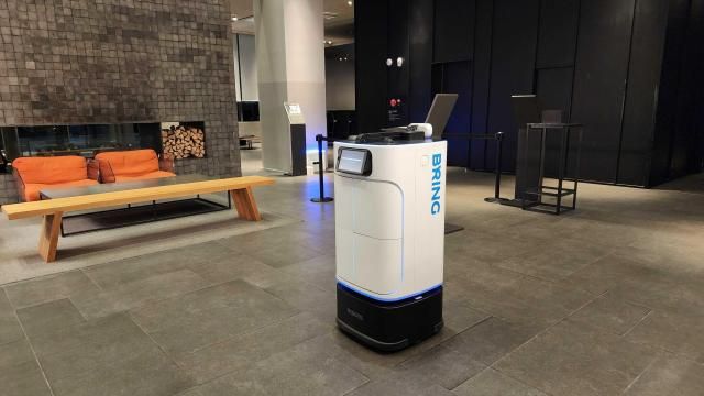 카카오모빌리티 로봇 서비스 ‘브링BRING’이 호텔에서 고객에게 어메니티를 배송하기 위해 이동하는 모습사진카카오모빌리티