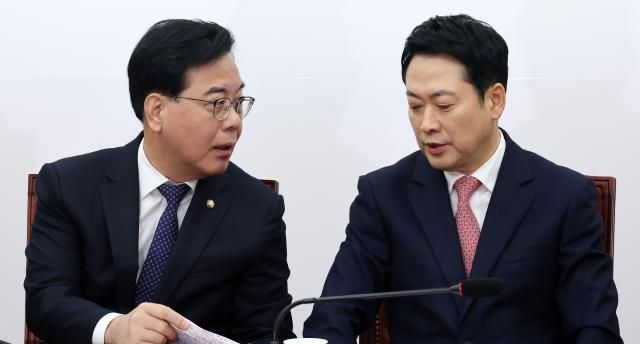 장동혁 국민의힘 대표오른쪽가 16일 국회에서 열린 최고위원회의에서 송언석 원내대표와 대화하고 있다 사진연합뉴스