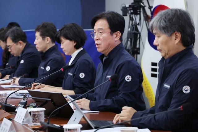 김영훈 고용노동부 장관이 16일 세종시 정부세종청사에서 열린 '산업안전 강화 기관장 회의'를 주재하고 있다. [사진=연합뉴스]