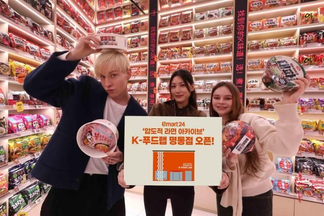 모델들이 ‘K-푸드랩 명동점’을 홍보하고 있다 사진이마트24