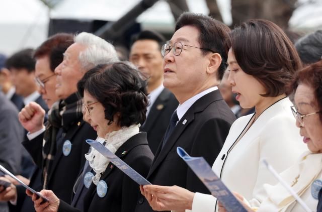 이재명 대통령과 참석자들이 15일 경남 창원시 마산회원구 국립 3·15 민주 묘지에서 열린 제66주년 3·15의거 기념식에서 3·15의거 노래를 제창하고 있다 사진연합뉴스