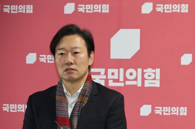 박수민 국민의힘 의원이 17일 국회에서 공식 후보 접수에 앞서 기자들과 만나 서울시장 후보 출마를 공식 선언하고 있다 사진연합뉴스