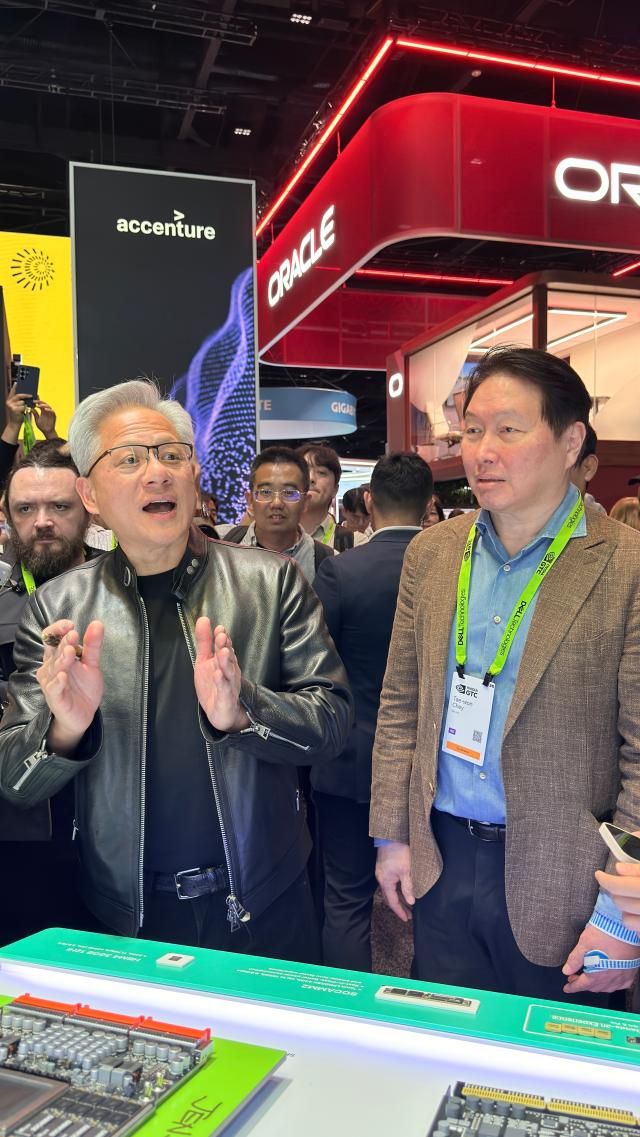 최태원 SK그룹 회장오른쪽과 젠슨 황 엔비디아 최고경영자CEO가 16일현지시간 미국 캘리포니아주 새너제이에서 개막한 GTC 2026에 참석해 SK하이닉스 부스에서 만나고 있다 사진GTC 2026 공동취재단