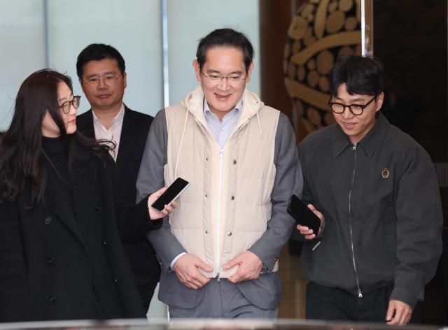 이재용 삼성전자 회장이 지난 13일 유럽 출장 일정 후 서울 강서구 서울김포비즈니스항공센터SGBAC를 통해 귀국하고 있다 사진연합뉴스