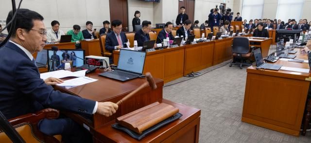 신정훈 국회 행정안전위원회 위원장이 지난 10일 국회에서 열린 행안위 전체 회의에서 중대범죄수사청법을 상정하고 있다사진연합뉴스