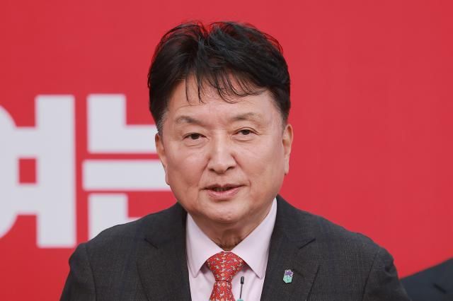 6·3 지방선거 충북도지사에 도전하는 김영환 충북도지사가 지난 11일 서울 영등포구 여의도 국민의힘 중앙당사에서 열린 광역단체장 후보 면접을 마치고 취재진 질문에 답하고 있다 사진연합뉴스